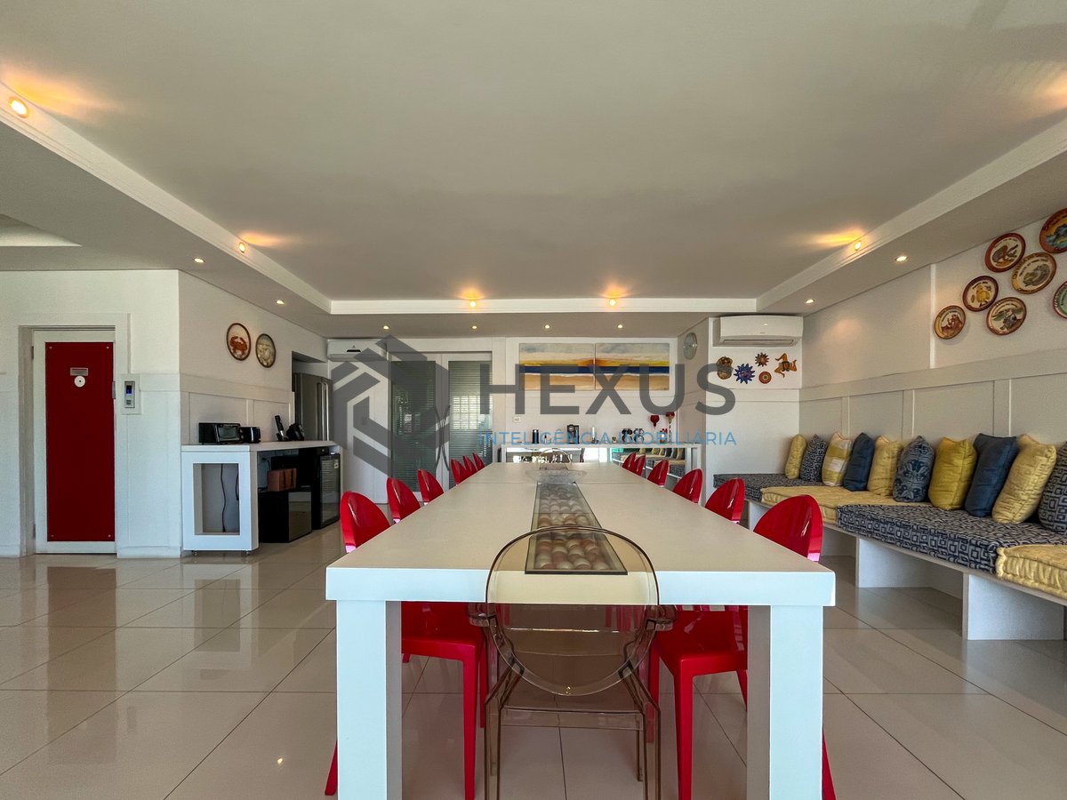Foto 3 de Apartamento reformado frente mar com varanda na Praia das Pitangueiras, Guaruja
