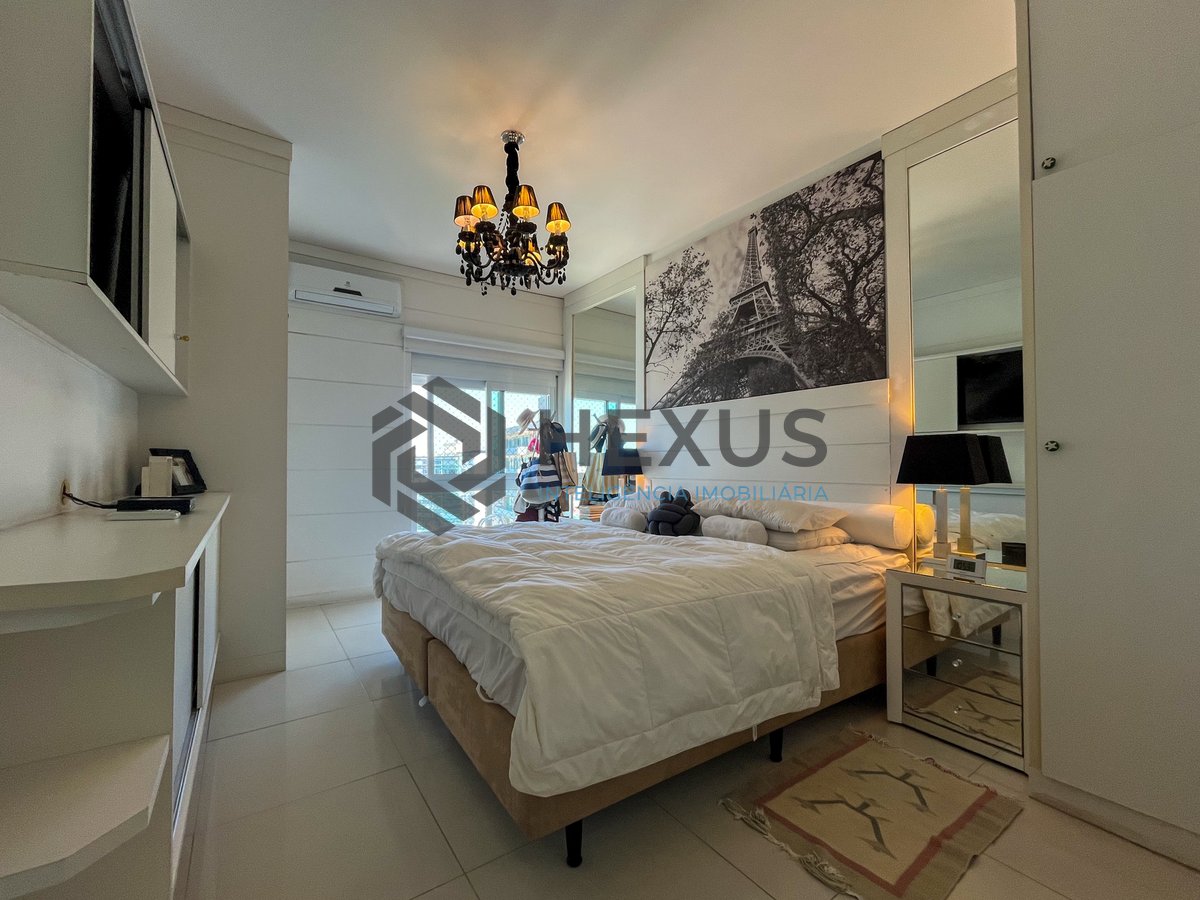 Foto 26 de Apartamento reformado frente mar com varanda na Praia das Pitangueiras, Guaruja