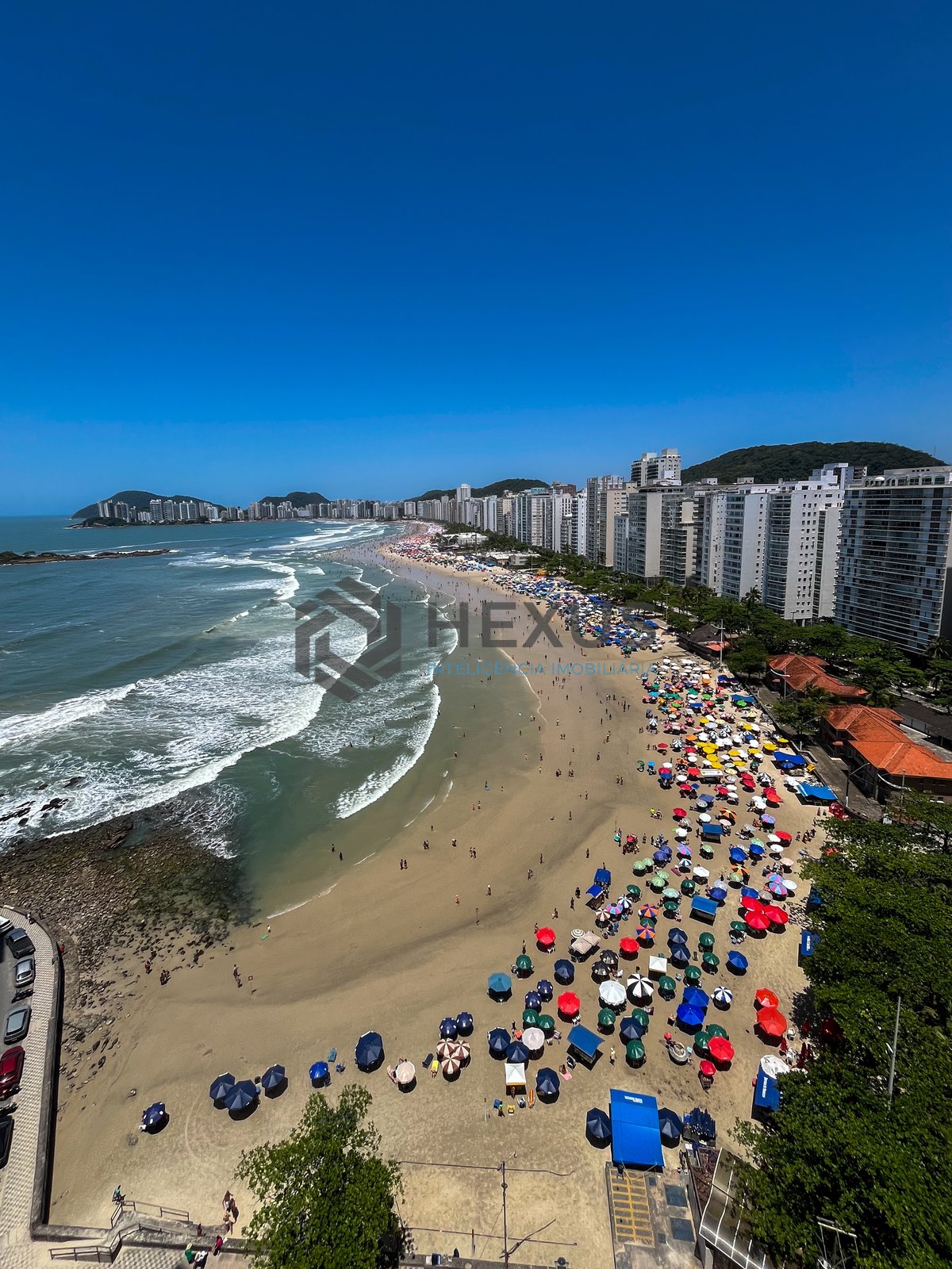 Foto 30 de Apartamento reformado frente mar com varanda na Praia das Pitangueiras, Guaruja