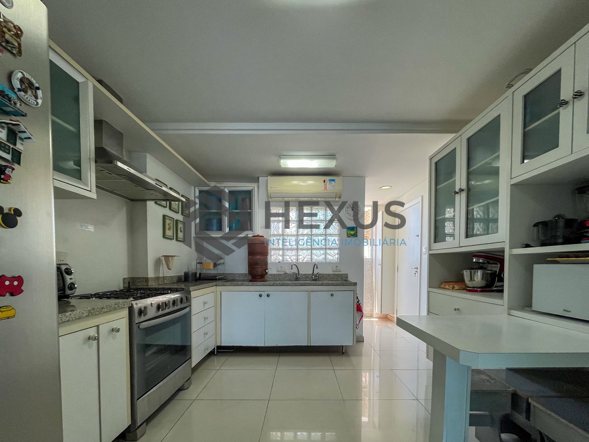 Foto 34 de Apartamento reformado frente mar com varanda na Praia das Pitangueiras, Guaruja