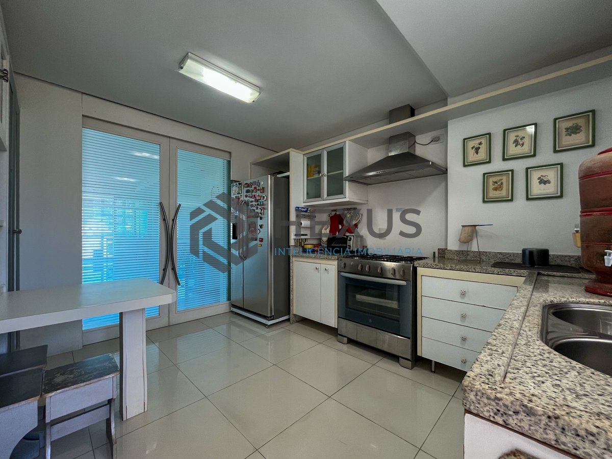 Foto 37 de Apartamento reformado frente mar com varanda na Praia das Pitangueiras, Guaruja