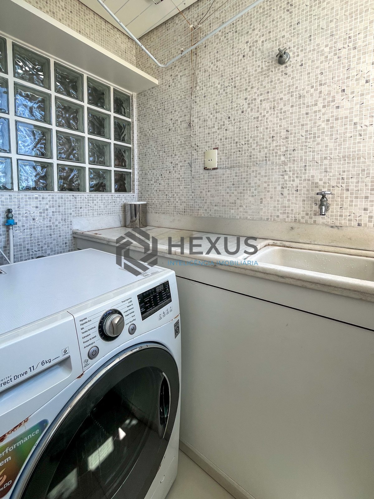 Foto 38 de Apartamento reformado frente mar com varanda na Praia das Pitangueiras, Guaruja