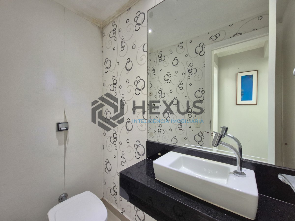 Foto 12 de Apartamento com varanda e lazer na quadra mar da Praia das Pitangueiras, Guaruja