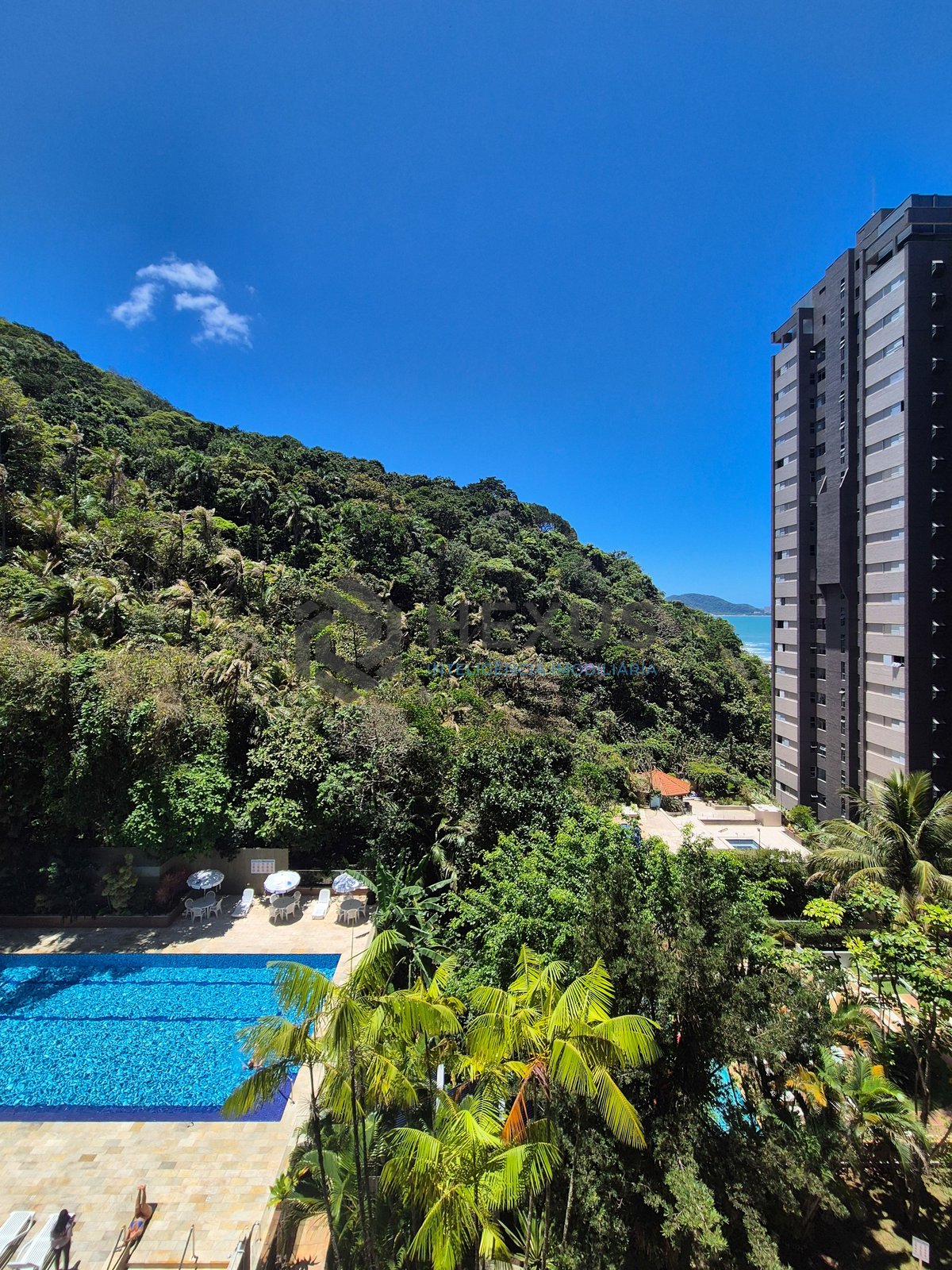 Foto 14 de Apartamento com varanda e lazer na quadra mar da Praia das Pitangueiras, Guaruja