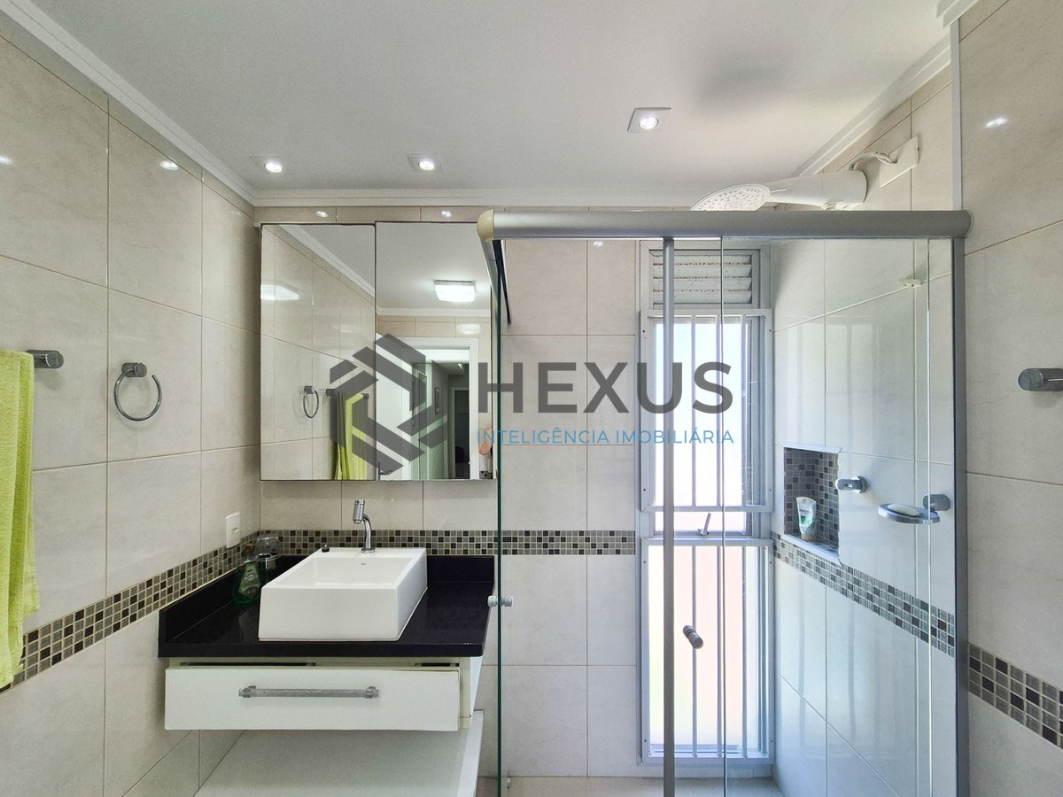 Foto 17 de Apartamento com varanda e lazer na quadra mar da Praia das Pitangueiras, Guaruja