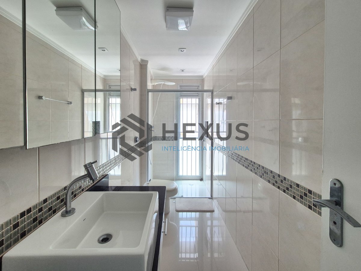 Foto 28 de Apartamento com varanda e lazer na quadra mar da Praia das Pitangueiras, Guaruja