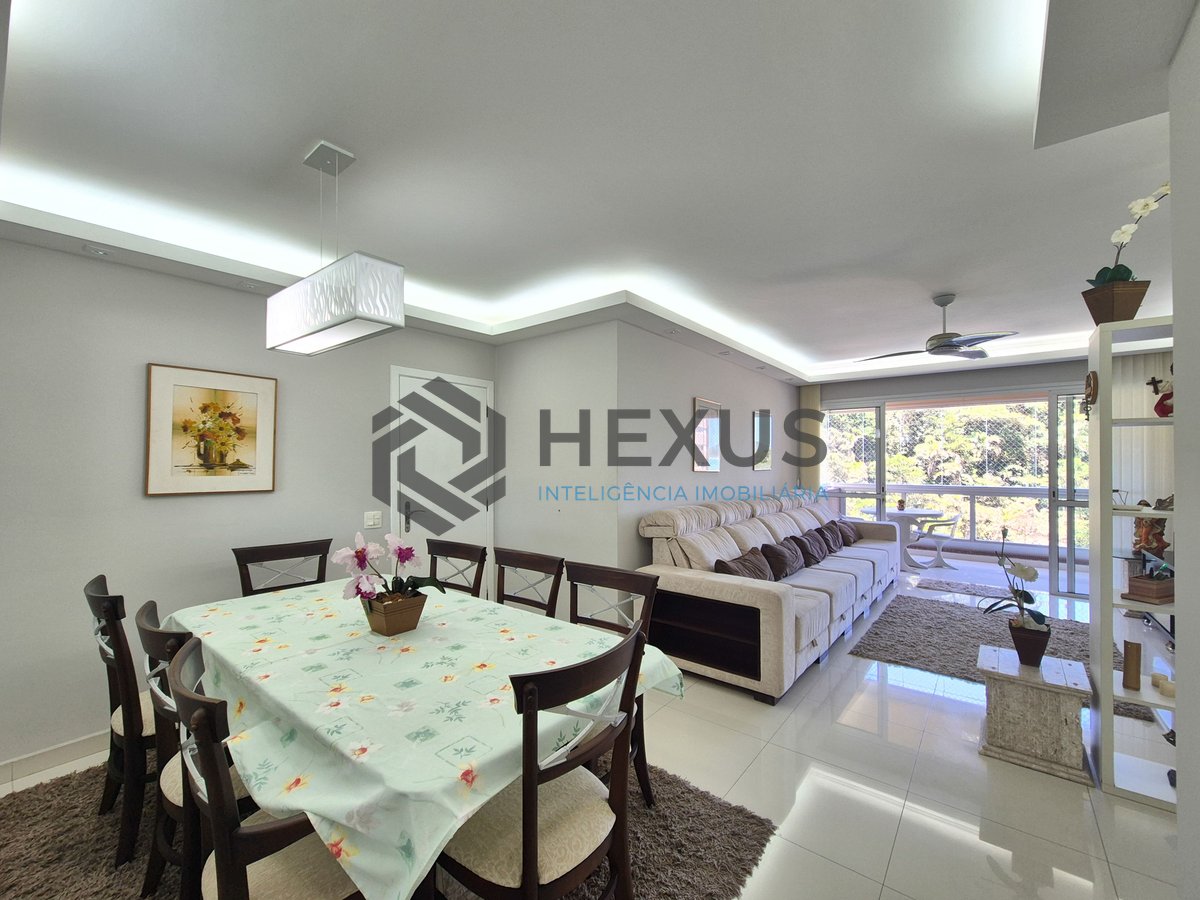 Foto 4 de Apartamento com varanda e lazer na quadra mar da Praia das Pitangueiras, Guaruja