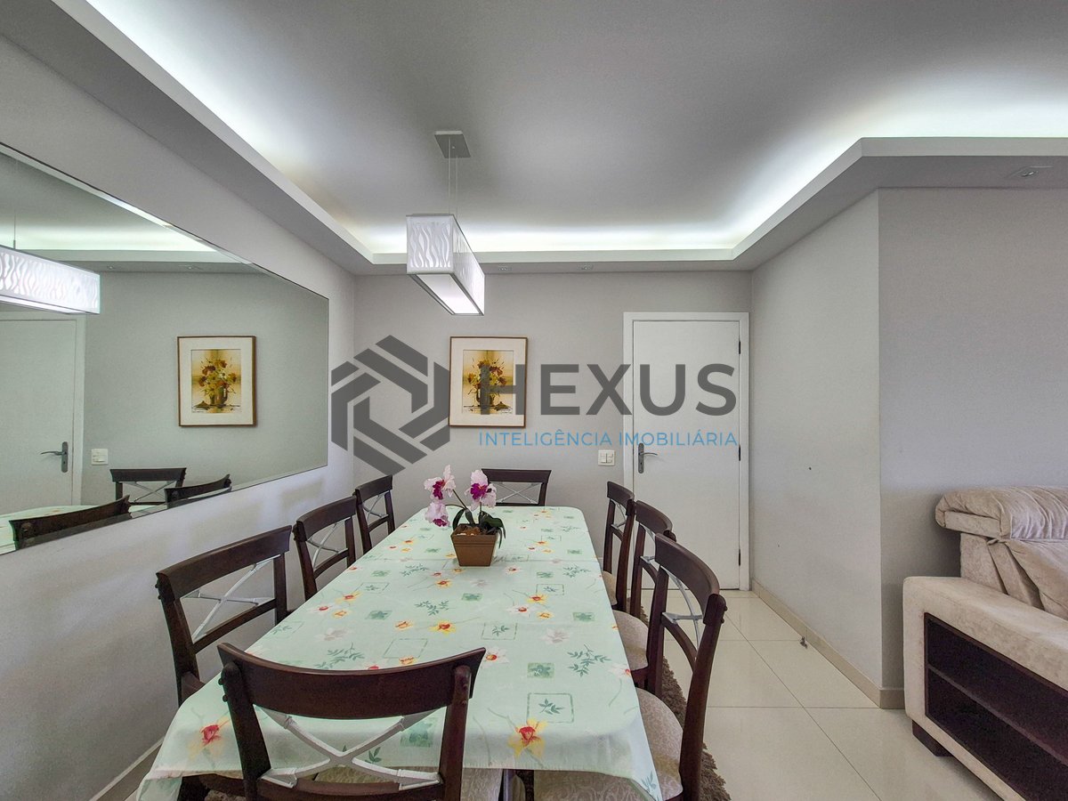Foto 5 de Apartamento com varanda e lazer na quadra mar da Praia das Pitangueiras, Guaruja