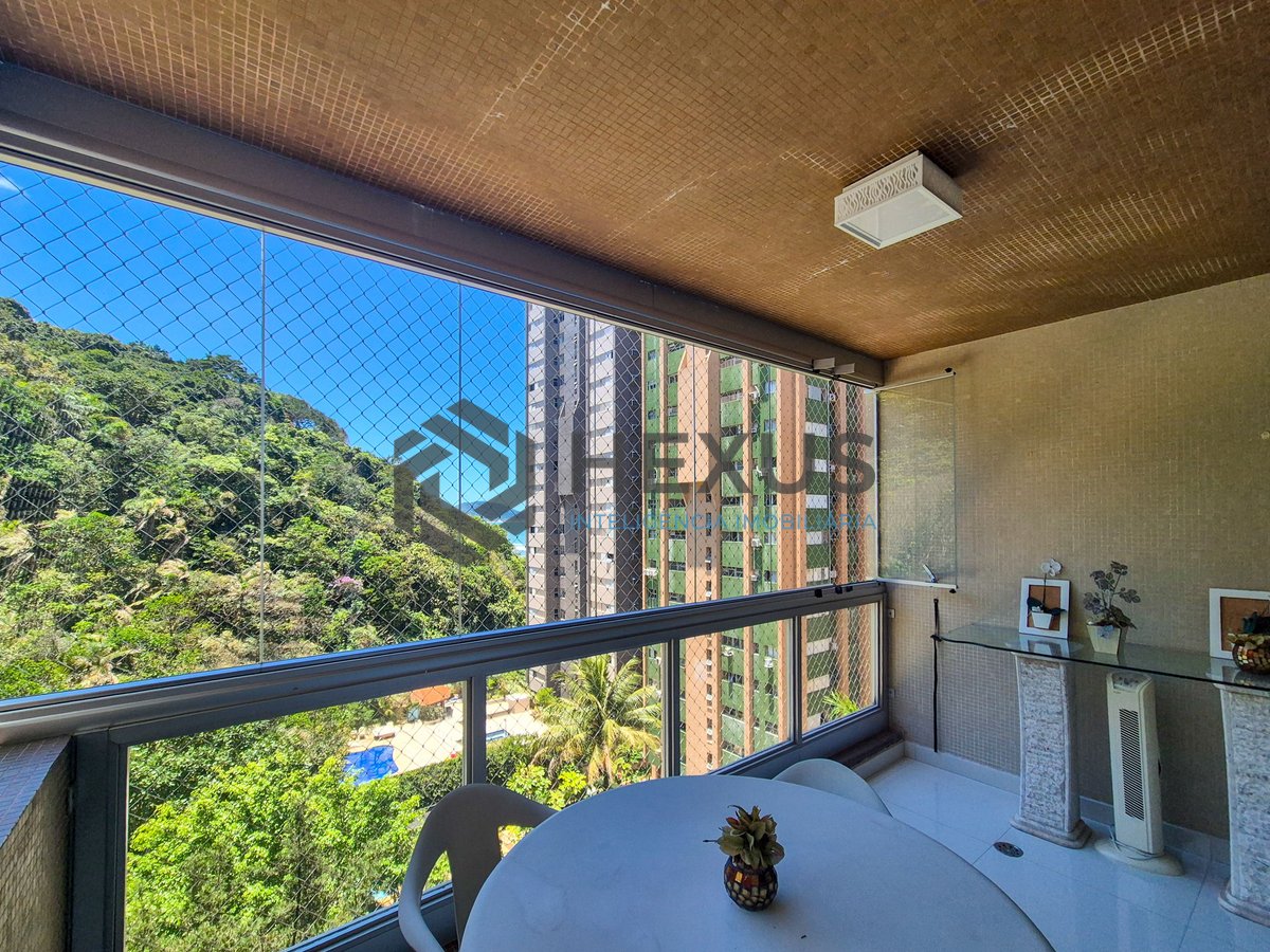 Foto 8 de Apartamento com varanda e lazer na quadra mar da Praia das Pitangueiras, Guaruja