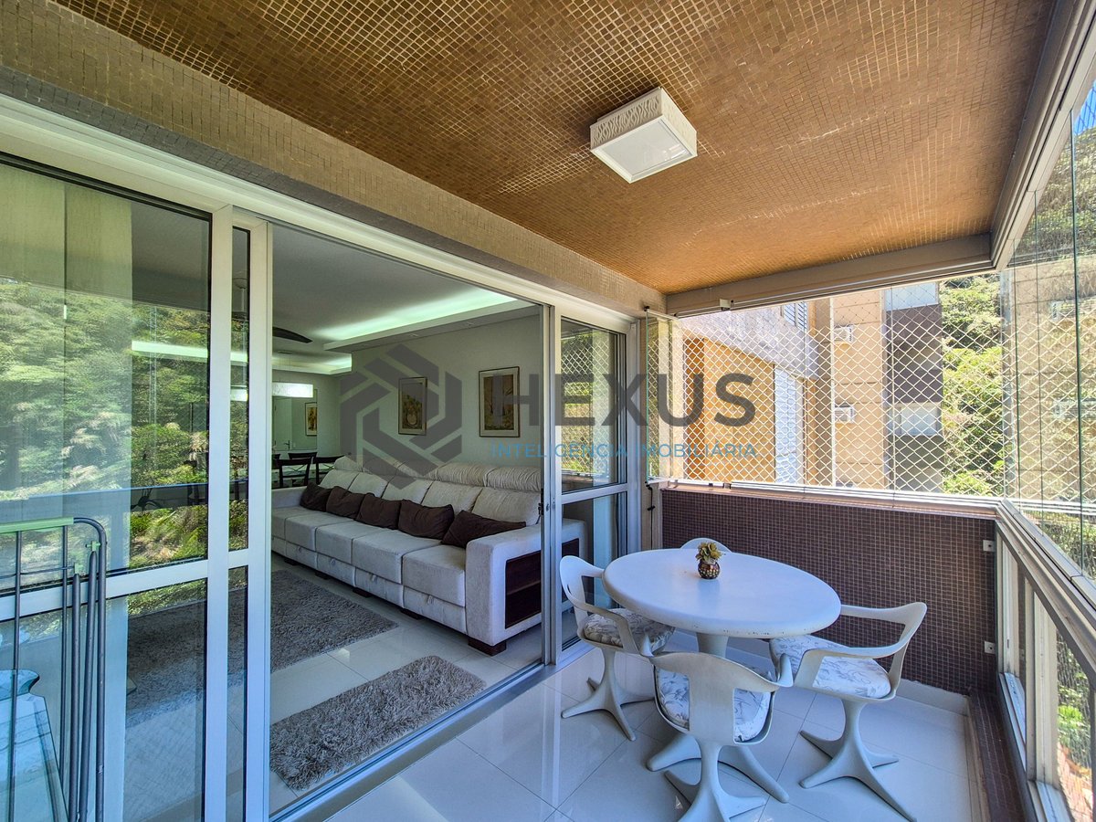 Foto 10 de Apartamento com varanda e lazer na quadra mar da Praia das Pitangueiras, Guaruja