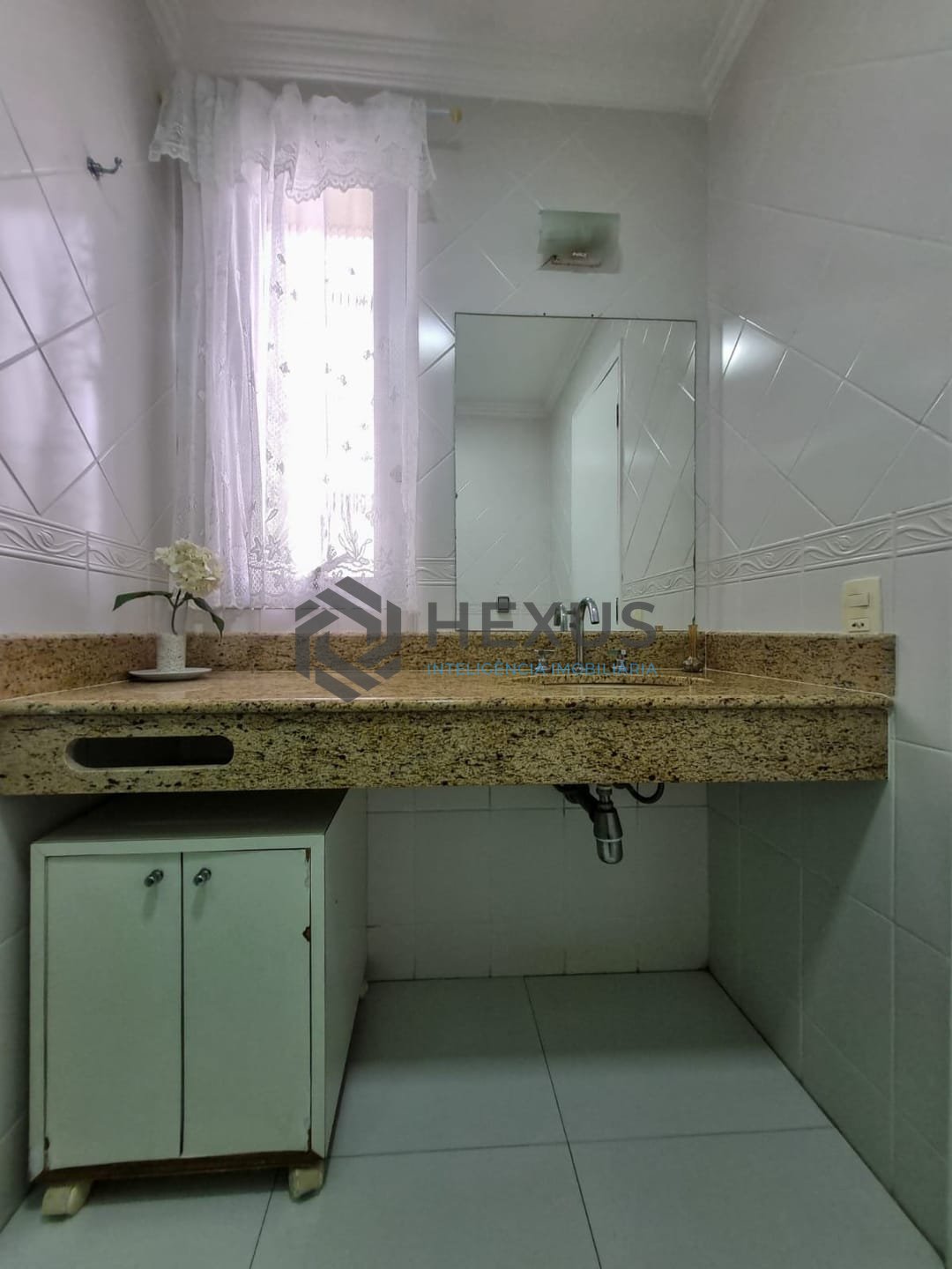Foto 13 de Apartamento com varanda e lazer a uma quadra da Praia das Pitangueiras, Guaruja