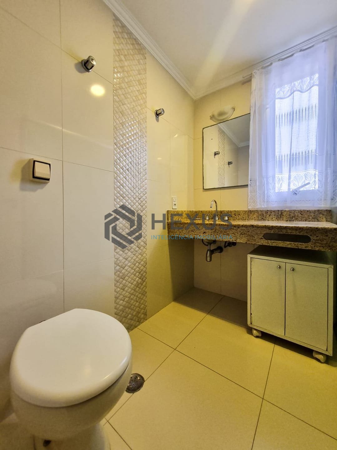 Foto 17 de Apartamento com varanda e lazer a uma quadra da Praia das Pitangueiras, Guaruja