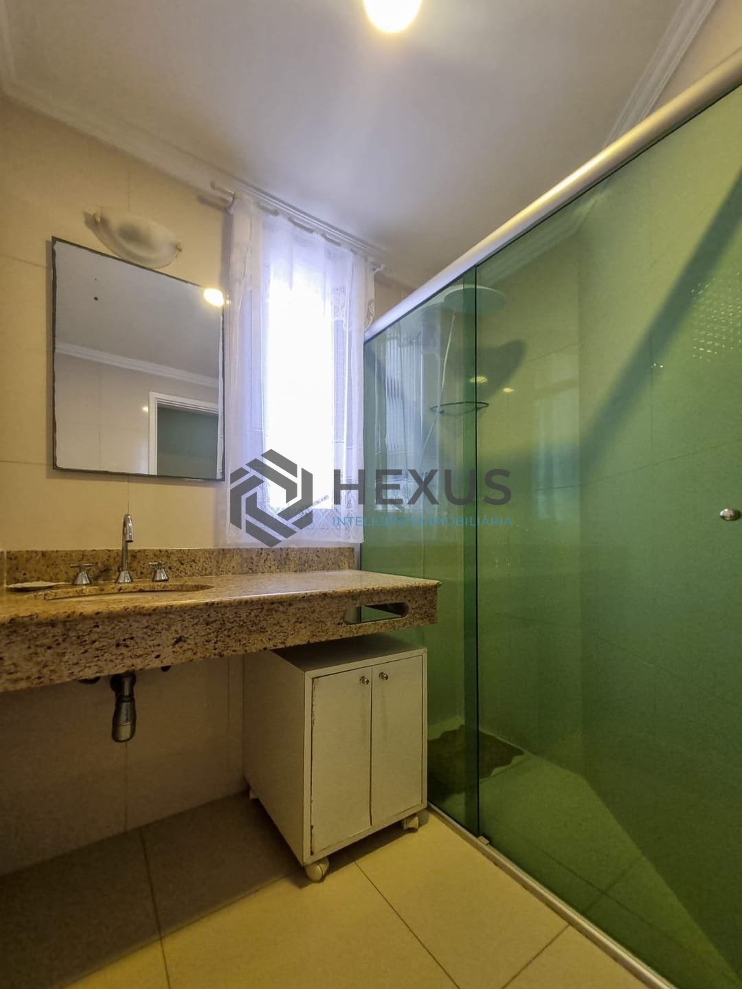 Foto 18 de Apartamento com varanda e lazer a uma quadra da Praia das Pitangueiras, Guaruja