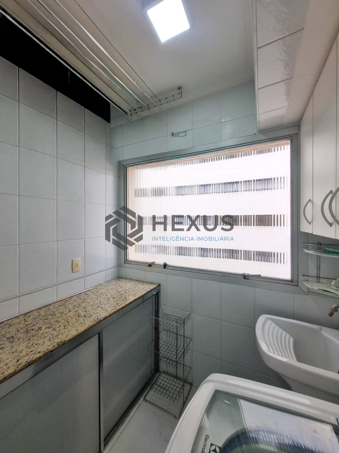 Foto 27 de Apartamento com varanda e lazer a uma quadra da Praia das Pitangueiras, Guaruja