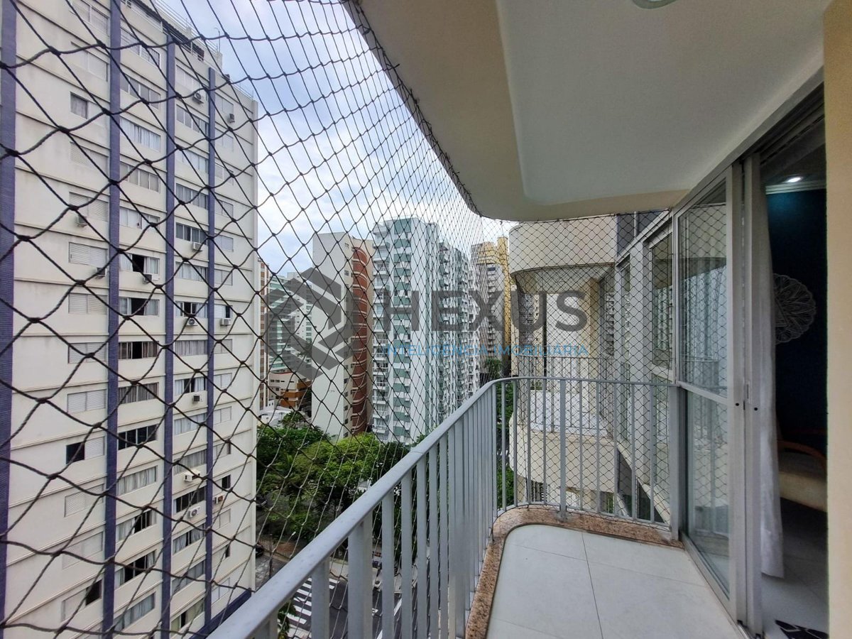 Foto 8 de Apartamento com varanda e lazer a uma quadra da Praia das Pitangueiras, Guaruja