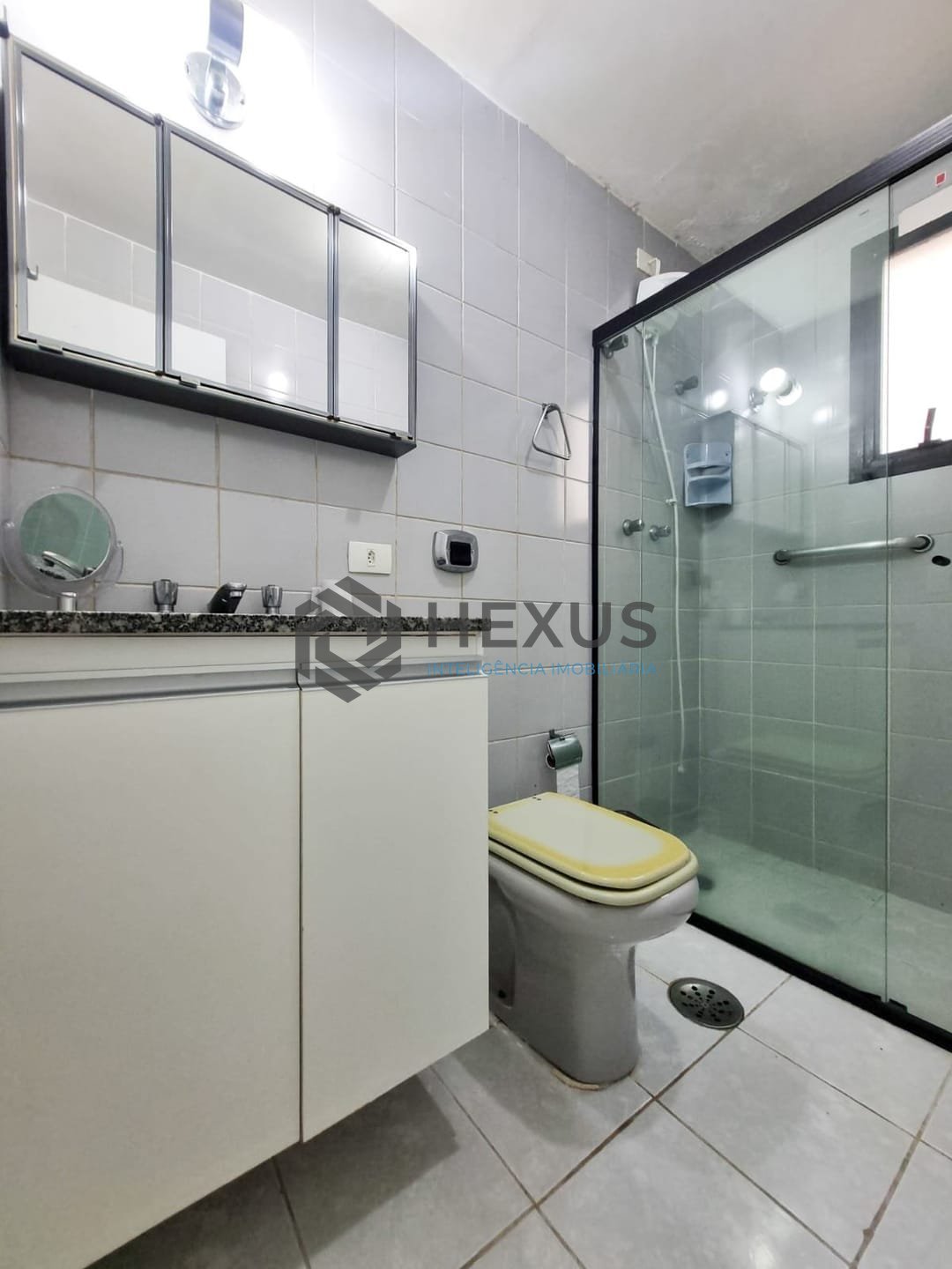 Foto 15 de Apartamento com varanda e lazer a 100m da praia nas Pitangueiras, Guarujá