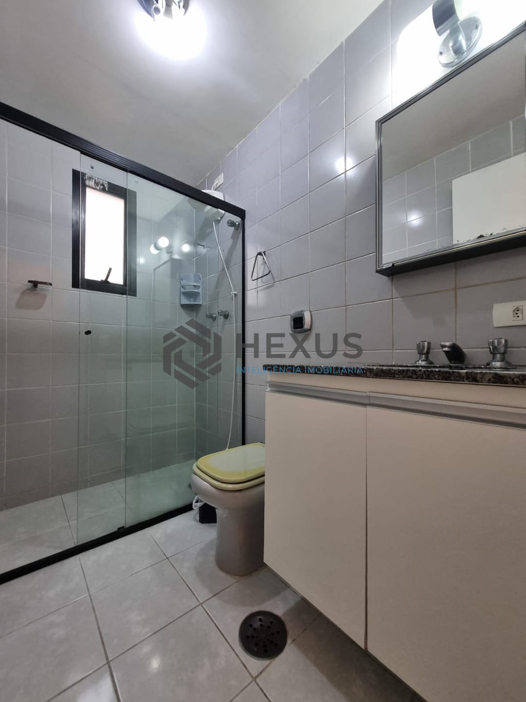 Foto 19 de Apartamento com varanda e lazer a 100m da praia nas Pitangueiras, Guarujá