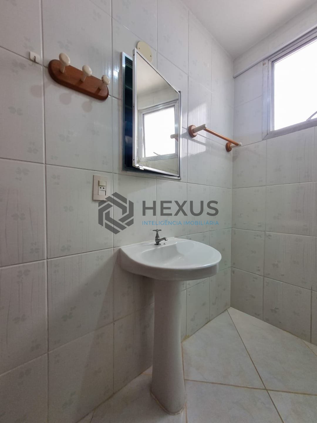Foto 12 de Apartamento com despesas baixas a duas quadras da Praia das Pitangueiras, Guaruja