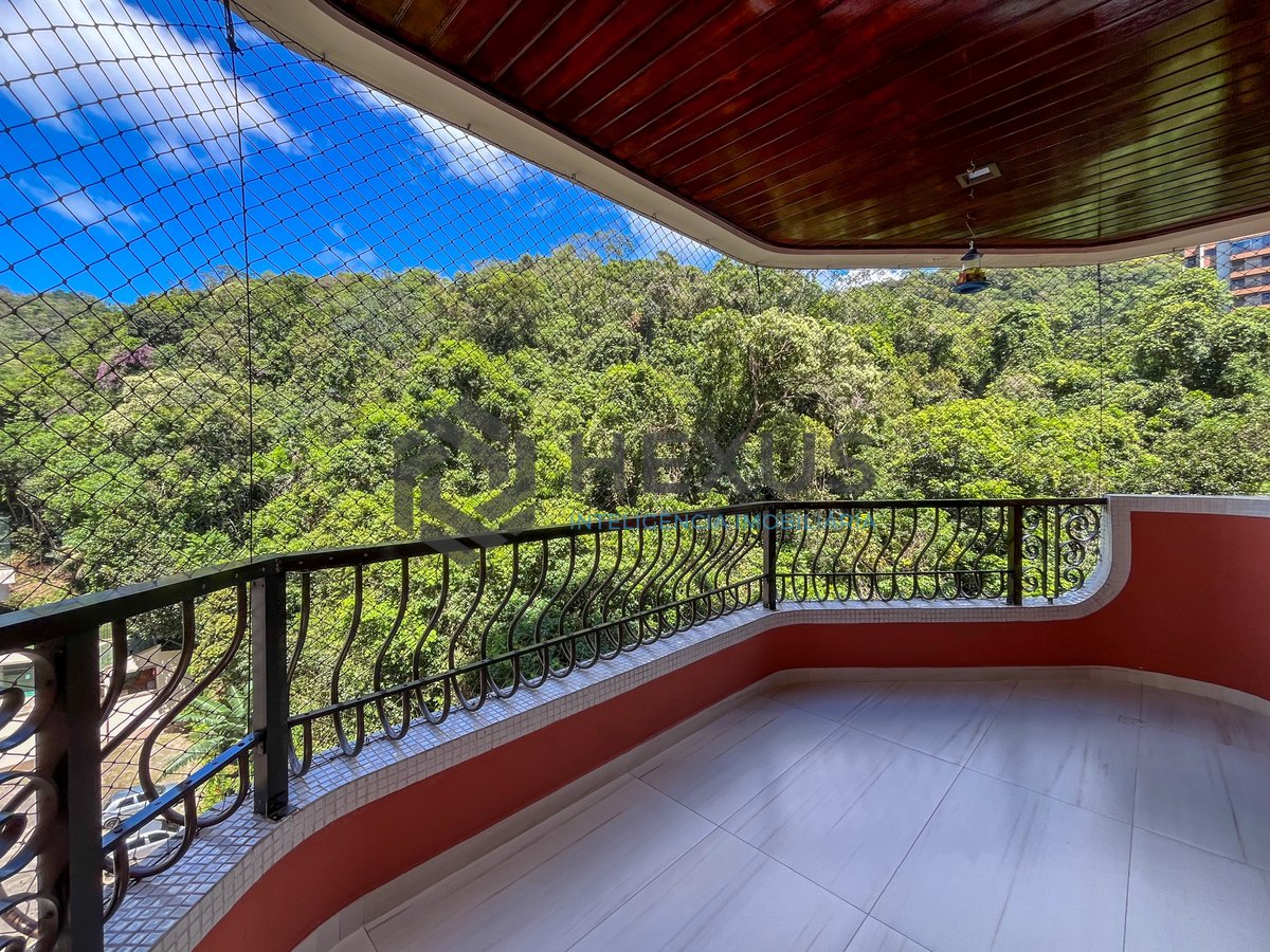Foto 2 de Apartamento reformado com varanda e lazer a 150m da Praia das Pitangueiras, Guarujá