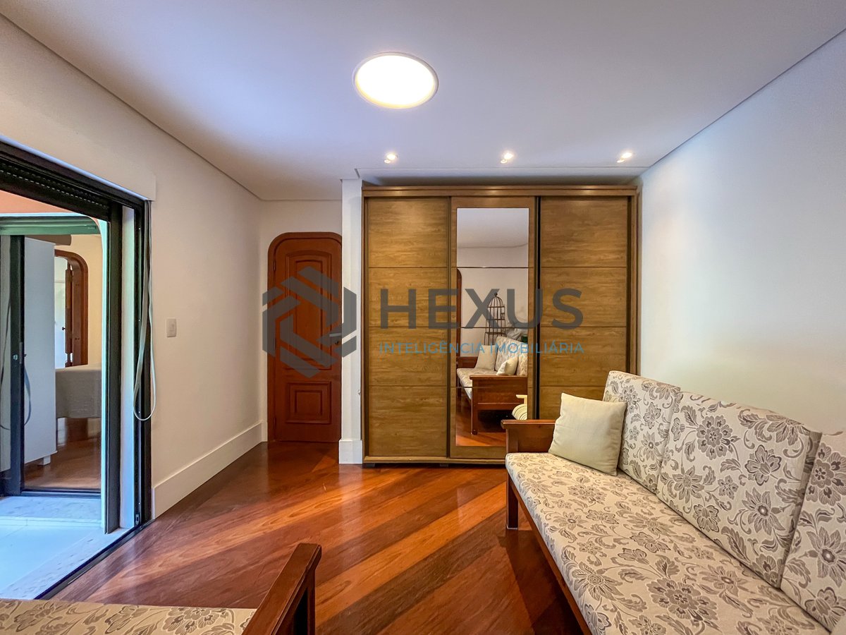 Foto 12 de Apartamento reformado com varanda e lazer a 150m da Praia das Pitangueiras, Guarujá