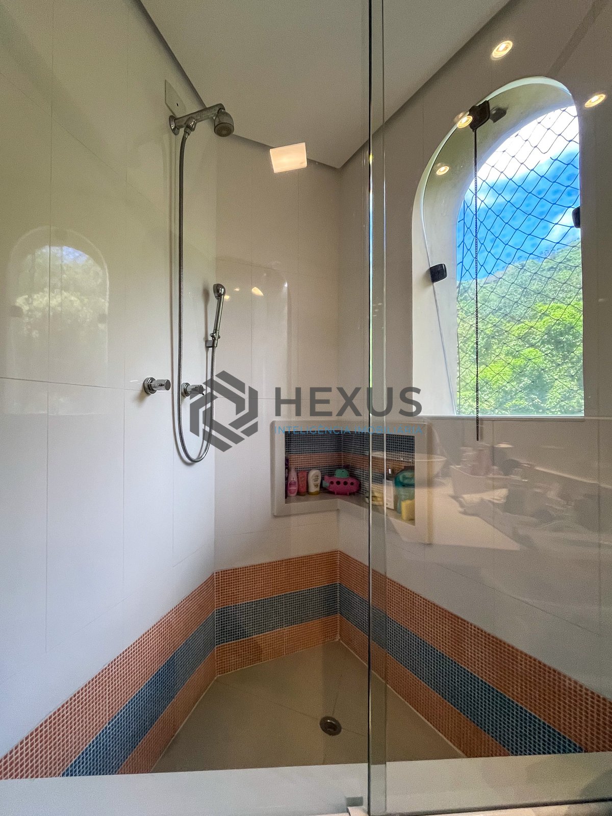 Foto 14 de Apartamento reformado com varanda e lazer a 150m da Praia das Pitangueiras, Guarujá