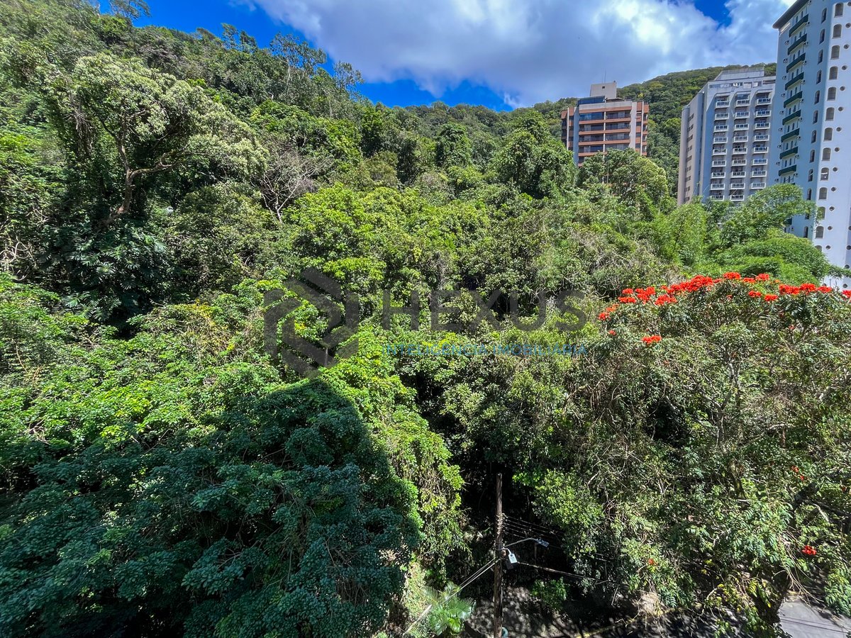 Foto 16 de Apartamento reformado com varanda e lazer a 150m da Praia das Pitangueiras, Guarujá