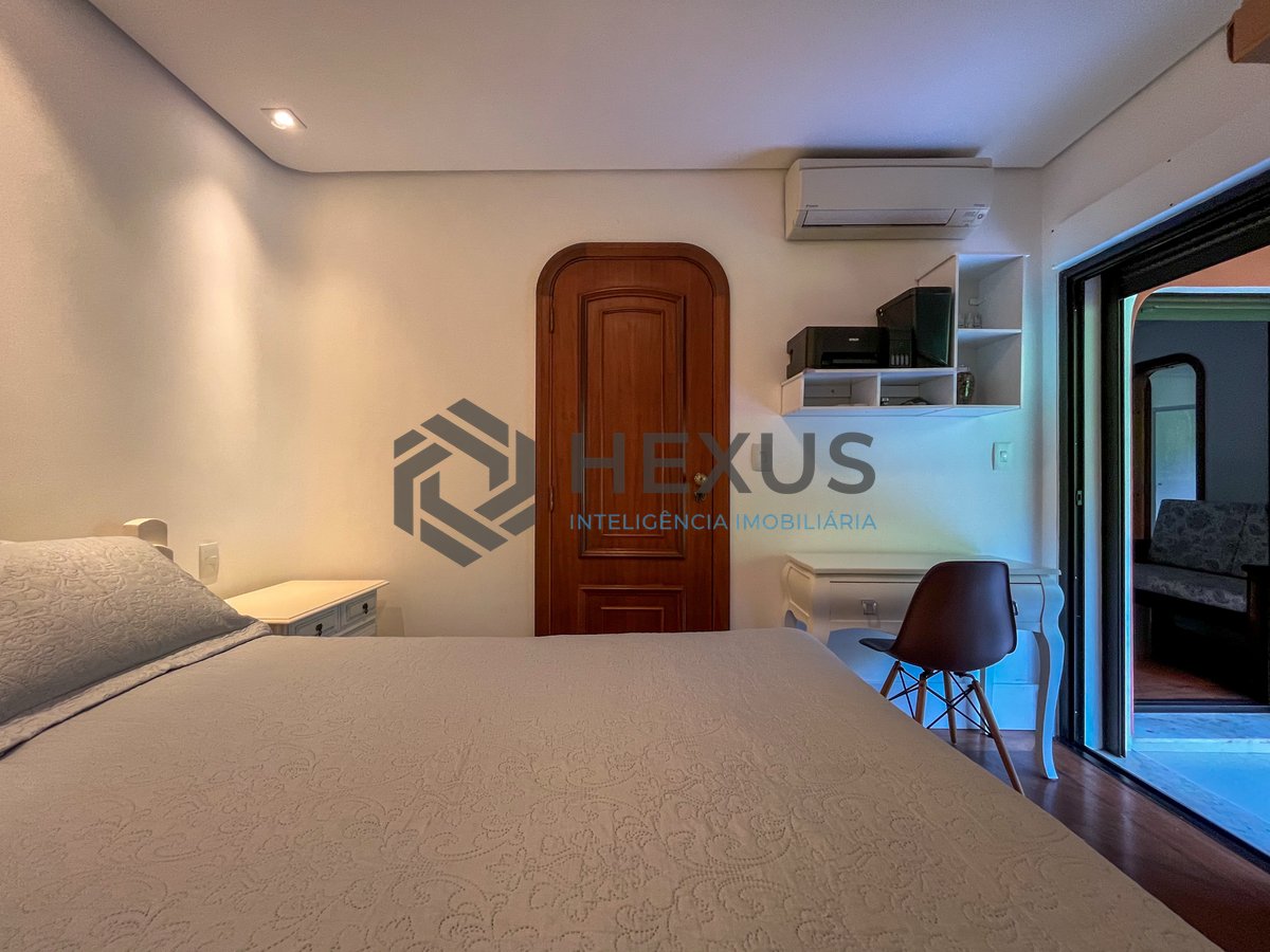 Foto 19 de Apartamento reformado com varanda e lazer a 150m da Praia das Pitangueiras, Guarujá