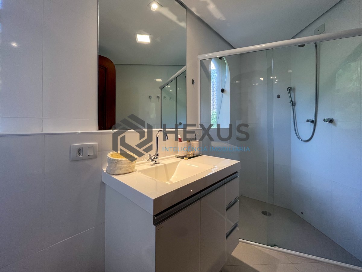 Foto 20 de Apartamento reformado com varanda e lazer a 150m da Praia das Pitangueiras, Guarujá