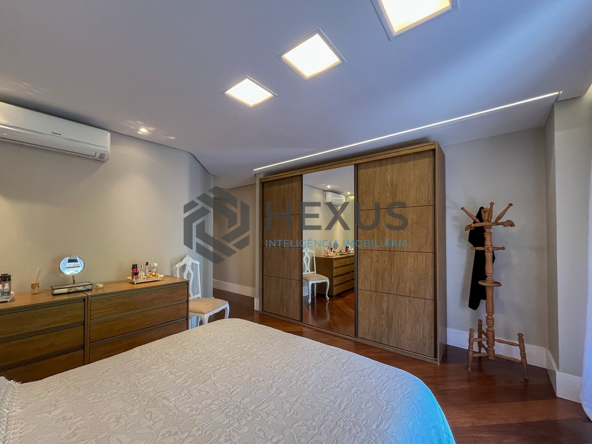 Foto 25 de Apartamento reformado com varanda e lazer a 150m da Praia das Pitangueiras, Guarujá