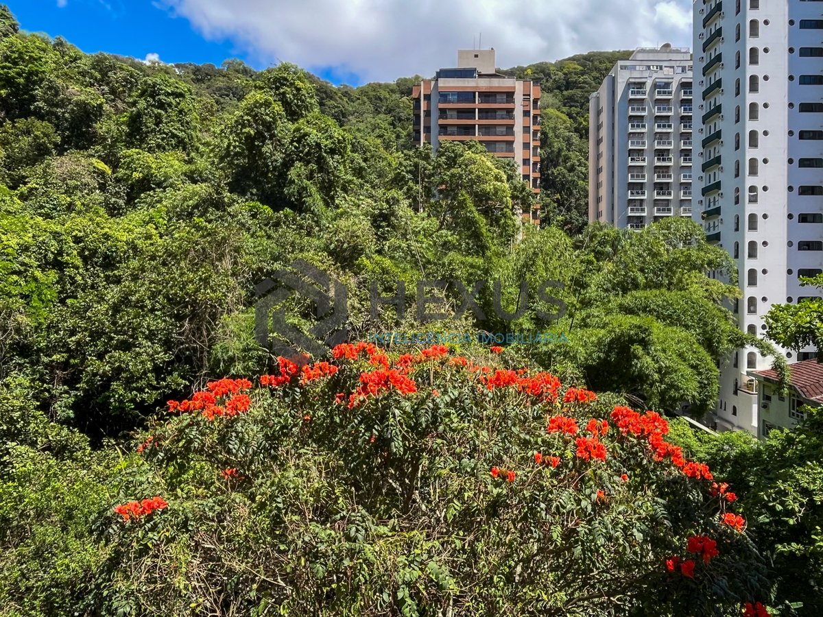 Foto 27 de Apartamento reformado com varanda e lazer a 150m da Praia das Pitangueiras, Guarujá