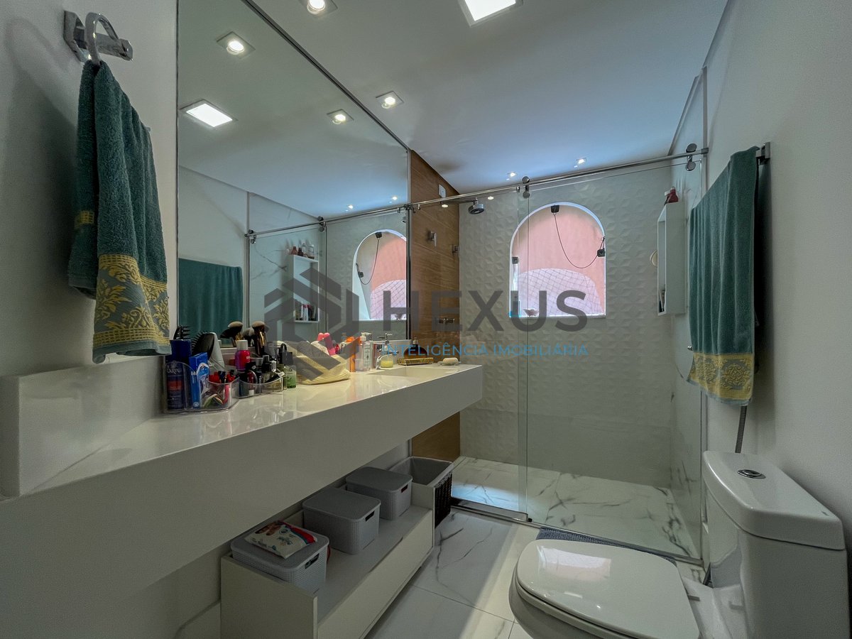 Foto 29 de Apartamento reformado com varanda e lazer a 150m da Praia das Pitangueiras, Guarujá