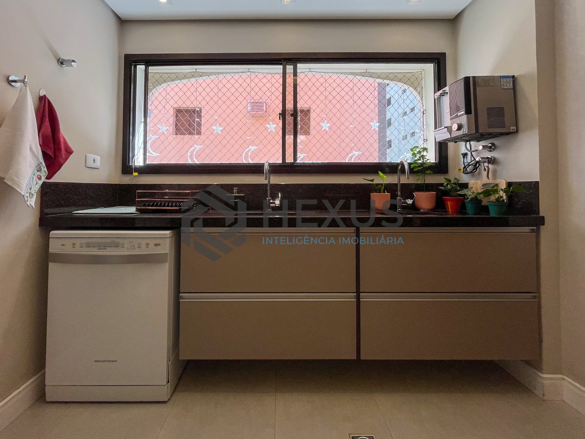 Foto 32 de Apartamento reformado com varanda e lazer a 150m da Praia das Pitangueiras, Guarujá