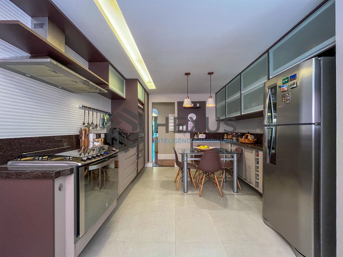 Foto 33 de Apartamento reformado com varanda e lazer a 150m da Praia das Pitangueiras, Guarujá
