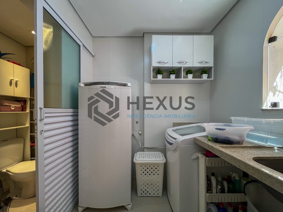 Foto 35 de Apartamento reformado com varanda e lazer a 150m da Praia das Pitangueiras, Guarujá