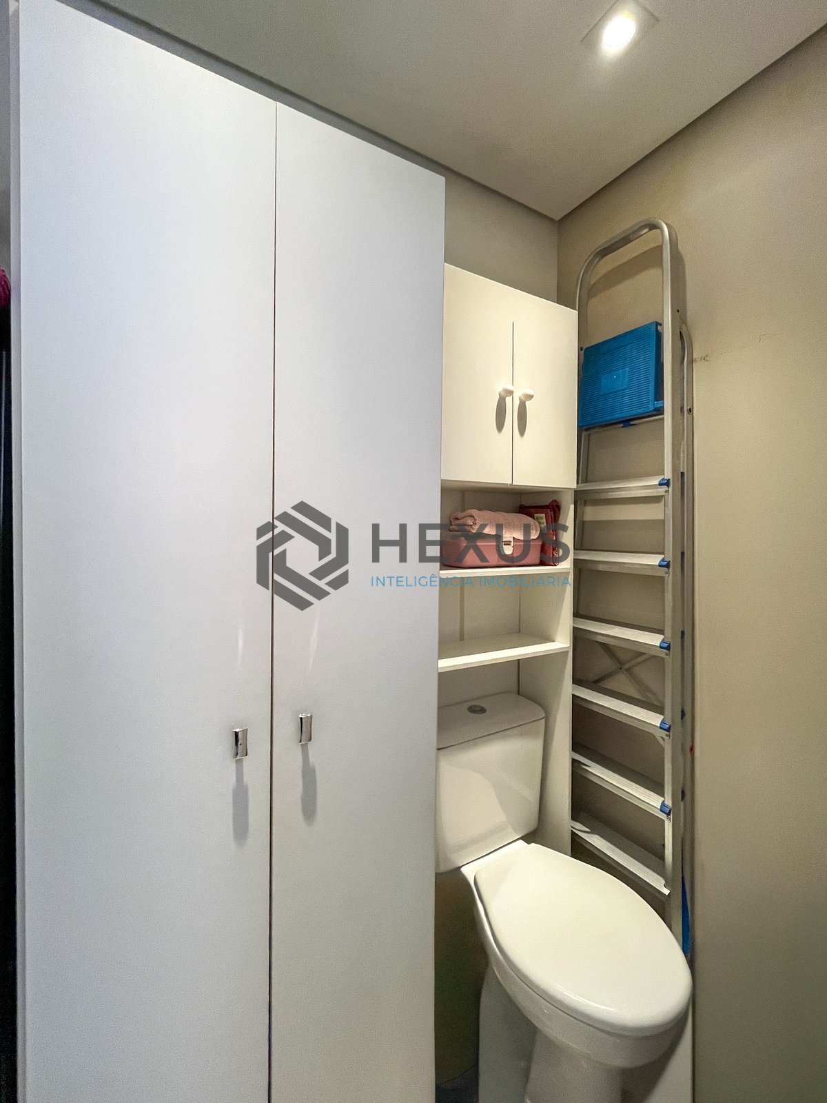 Foto 36 de Apartamento reformado com varanda e lazer a 150m da Praia das Pitangueiras, Guarujá