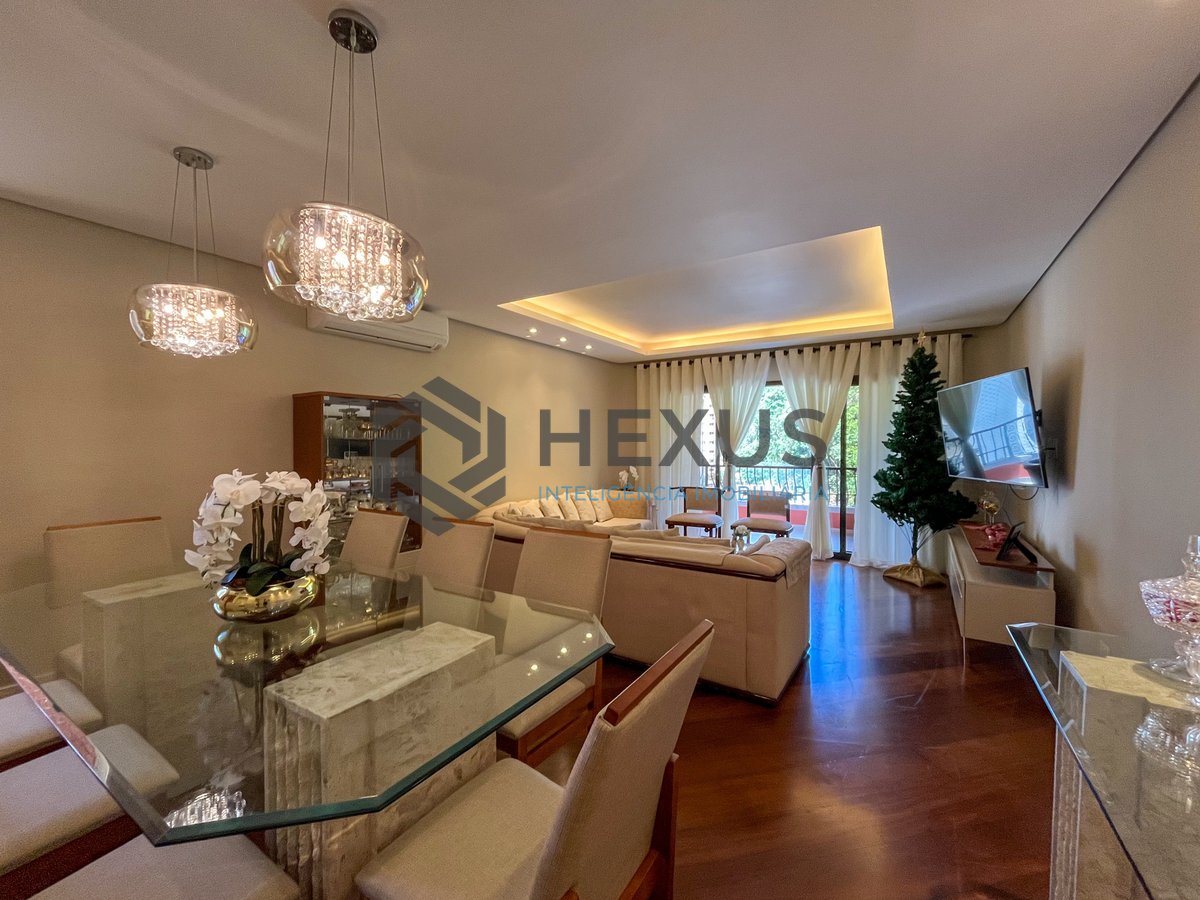 Foto 5 de Apartamento reformado com varanda e lazer a 150m da Praia das Pitangueiras, Guarujá