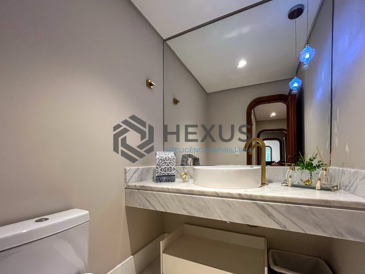 Foto 10 de Apartamento reformado com varanda e lazer a 150m da Praia das Pitangueiras, Guarujá