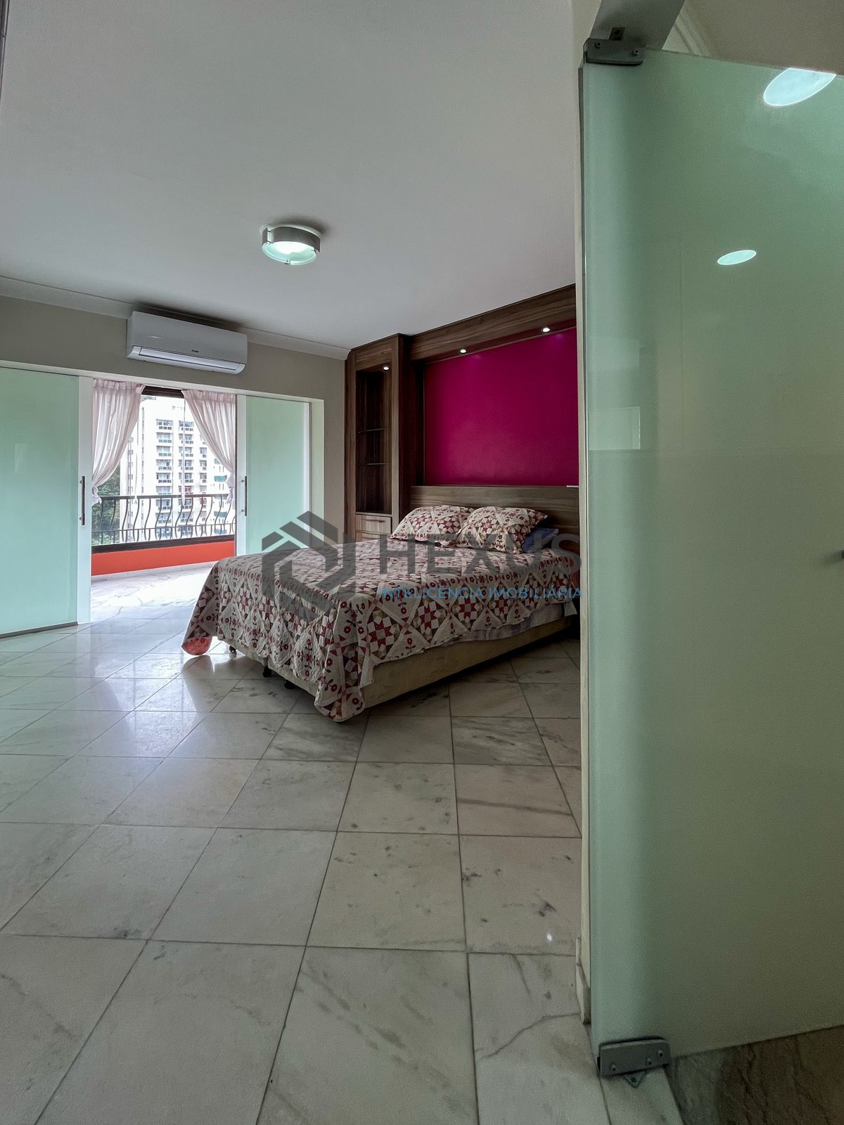 Foto 11 de Apartamento com varanda e lazer na Praia das Pitangueiras, Guaruja