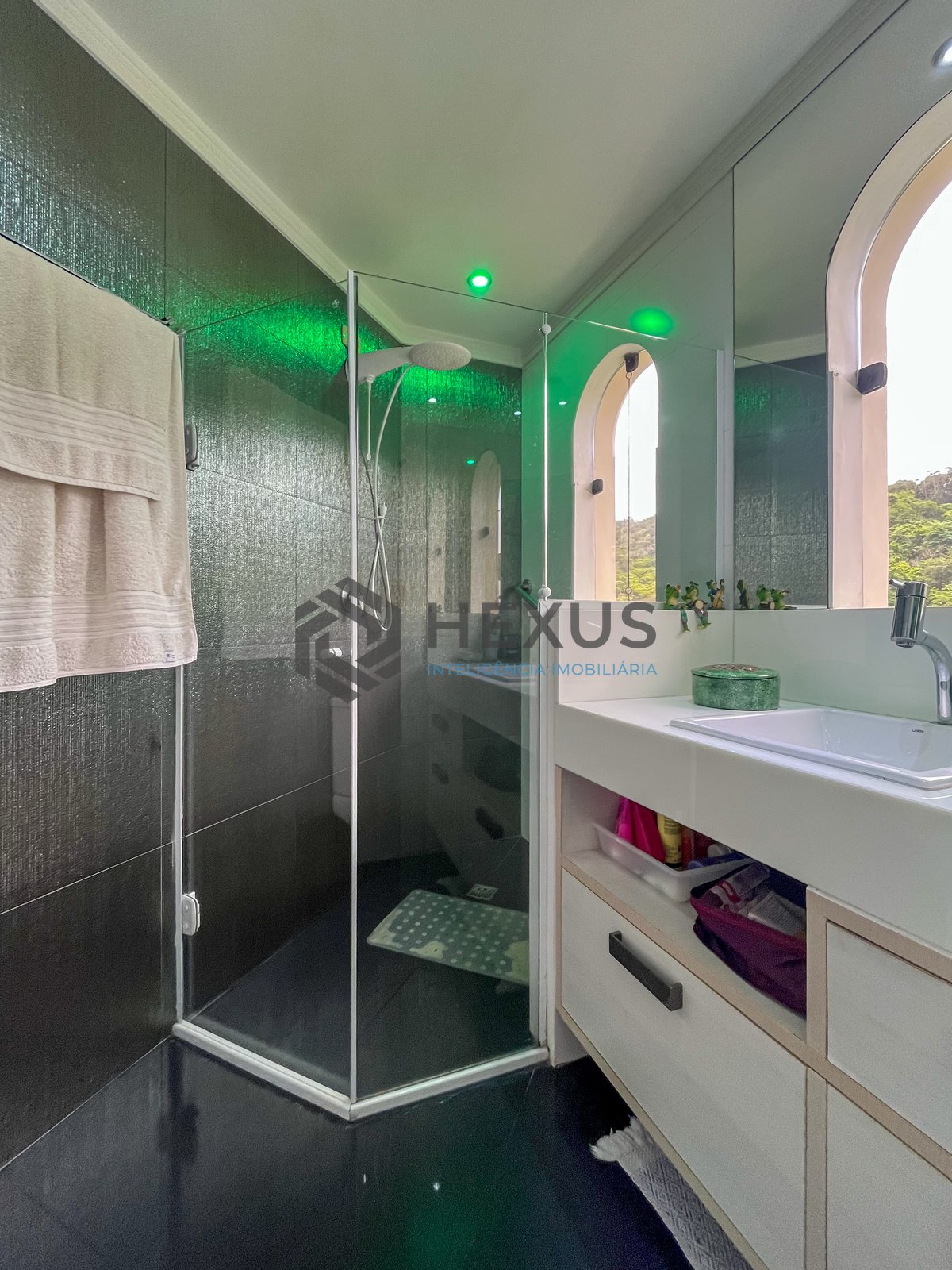 Foto 27 de Apartamento com varanda e lazer na Praia das Pitangueiras, Guaruja