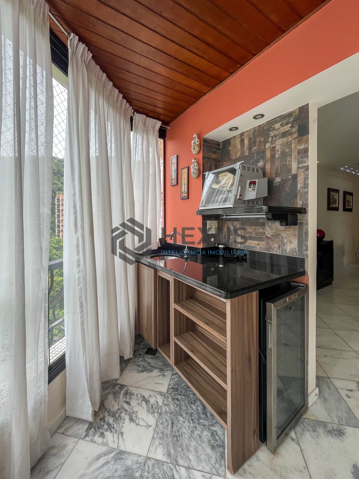 Foto 8 de Apartamento com varanda e lazer na Praia das Pitangueiras, Guaruja