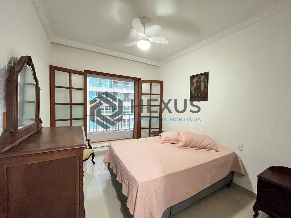 Foto 13 de Apartamento com varanda e vista mar na quadra mar da Praia das Pitangueiras, Guaruja