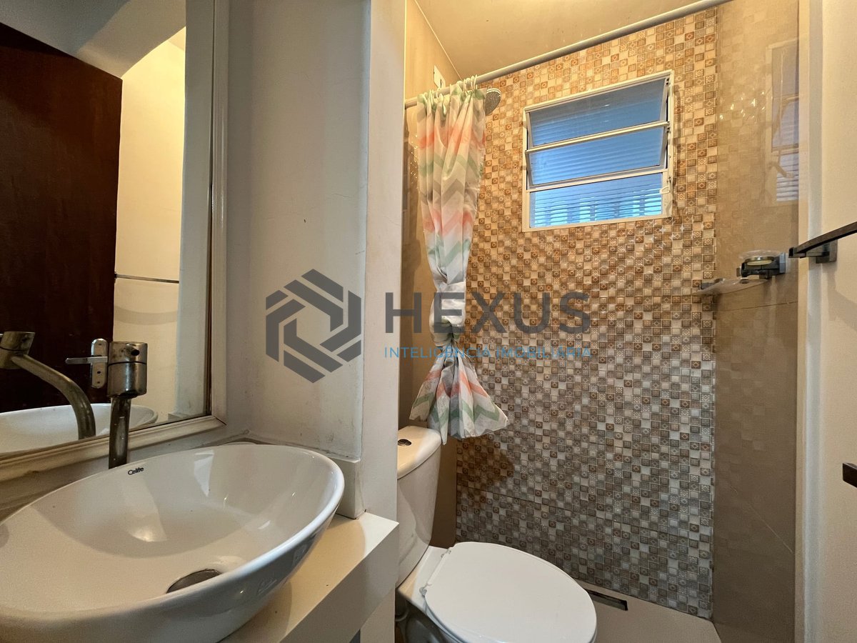 Foto 16 de Apartamento com varanda e vista mar na quadra mar da Praia das Pitangueiras, Guaruja