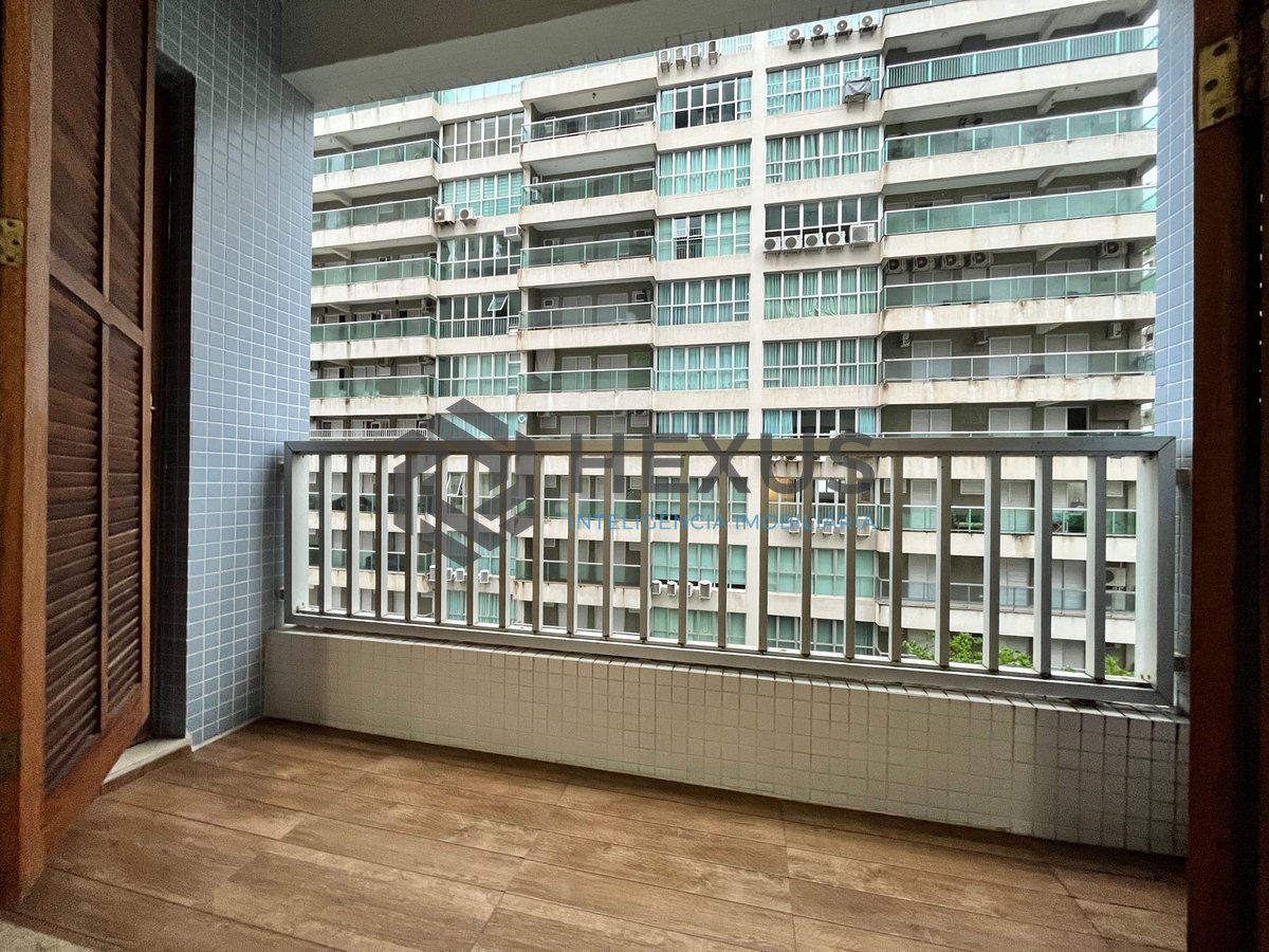 Foto 7 de Apartamento com varanda e vista mar na quadra mar da Praia das Pitangueiras, Guaruja