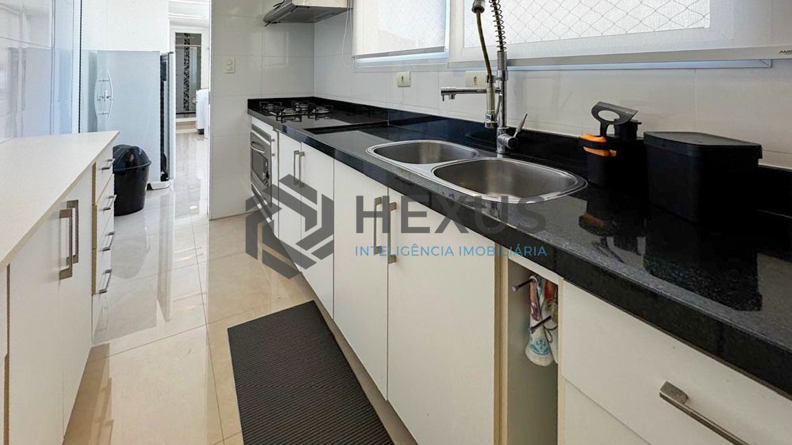 Foto 30 de Apartamento reformado frente mar com varanda na Praia das Pitangueiras, Guaruja