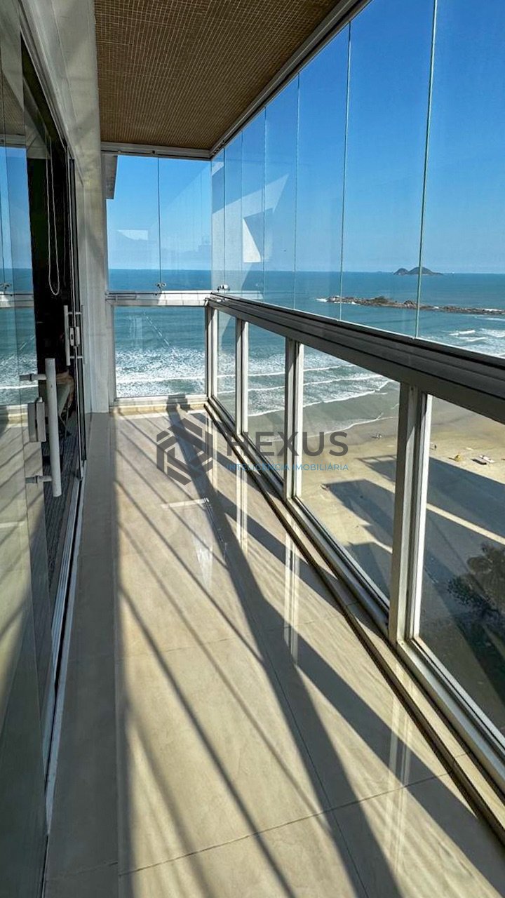 Foto 10 de Apartamento reformado frente mar com varanda na Praia das Pitangueiras, Guaruja