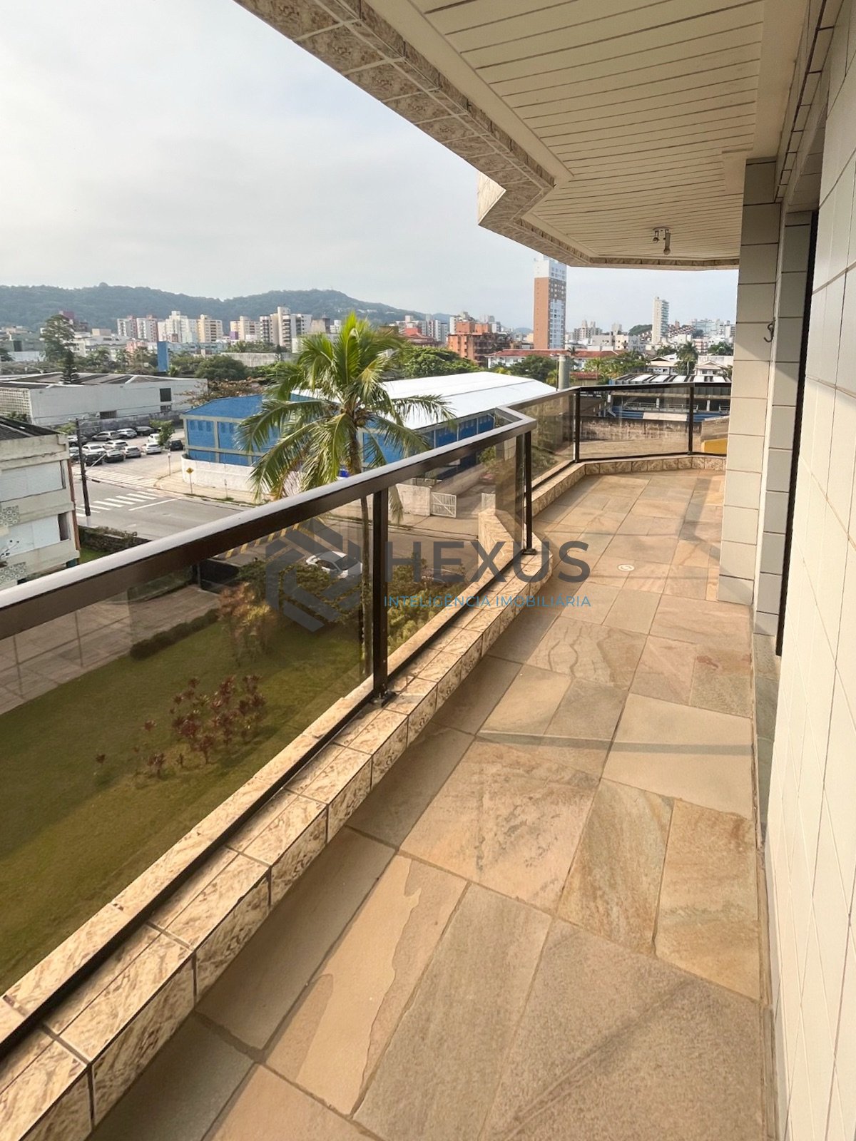 Foto 19 de Apartamento beira mar com varanda e lazer de clube na Praia da Enseada, Guaruja