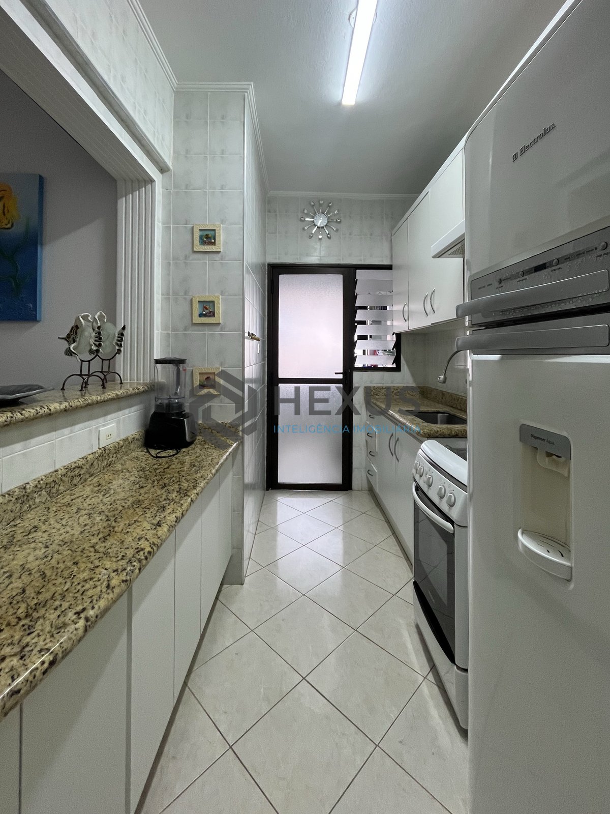 Foto 20 de Apartamento beira mar com varanda e lazer na Praia da Enseada, Guaruja