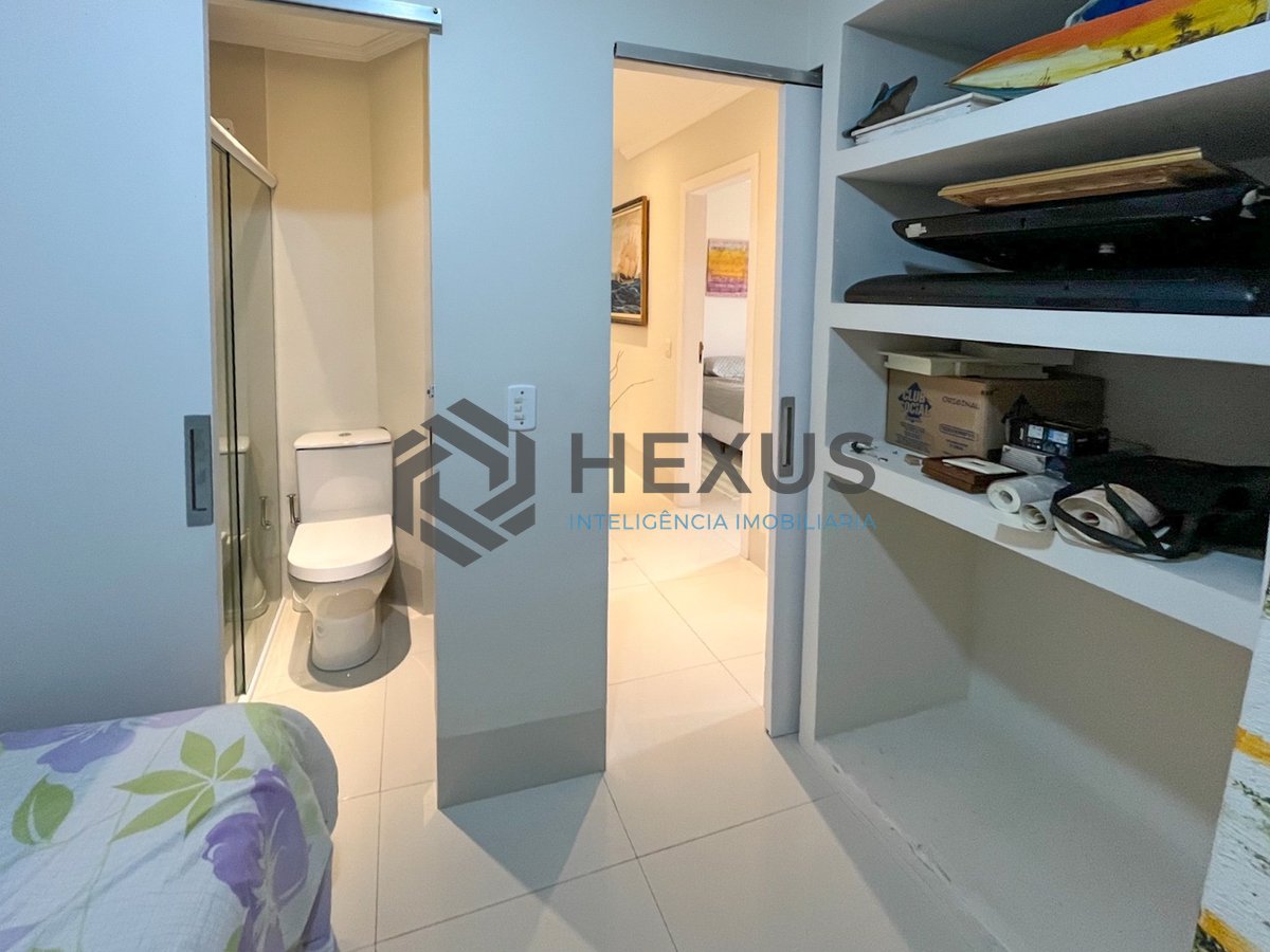 Foto 17 de Apartamento beira mar com varanda e lazer na Praia da Enseada, Guaruja