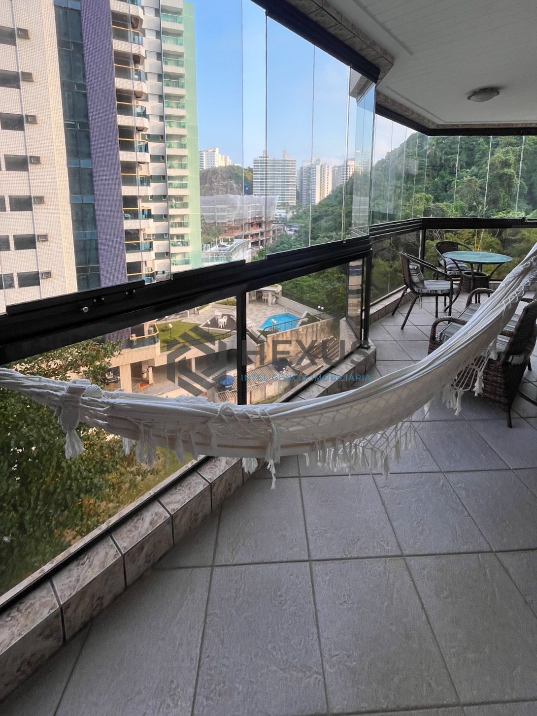 Foto 7 de Apartamento beira mar com varanda e lazer completo na Praia da Enseada, Guaruja