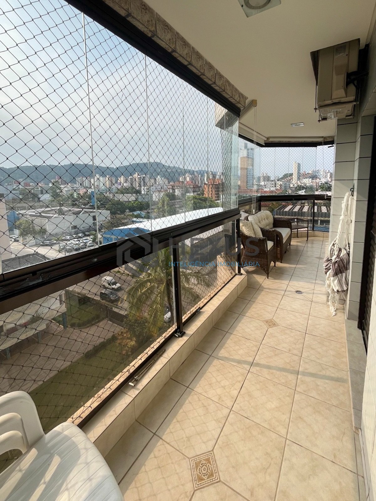 Foto 18 de Apartamento beira mar com varanda e lazer completo na Praia da Enseada, Guaruja